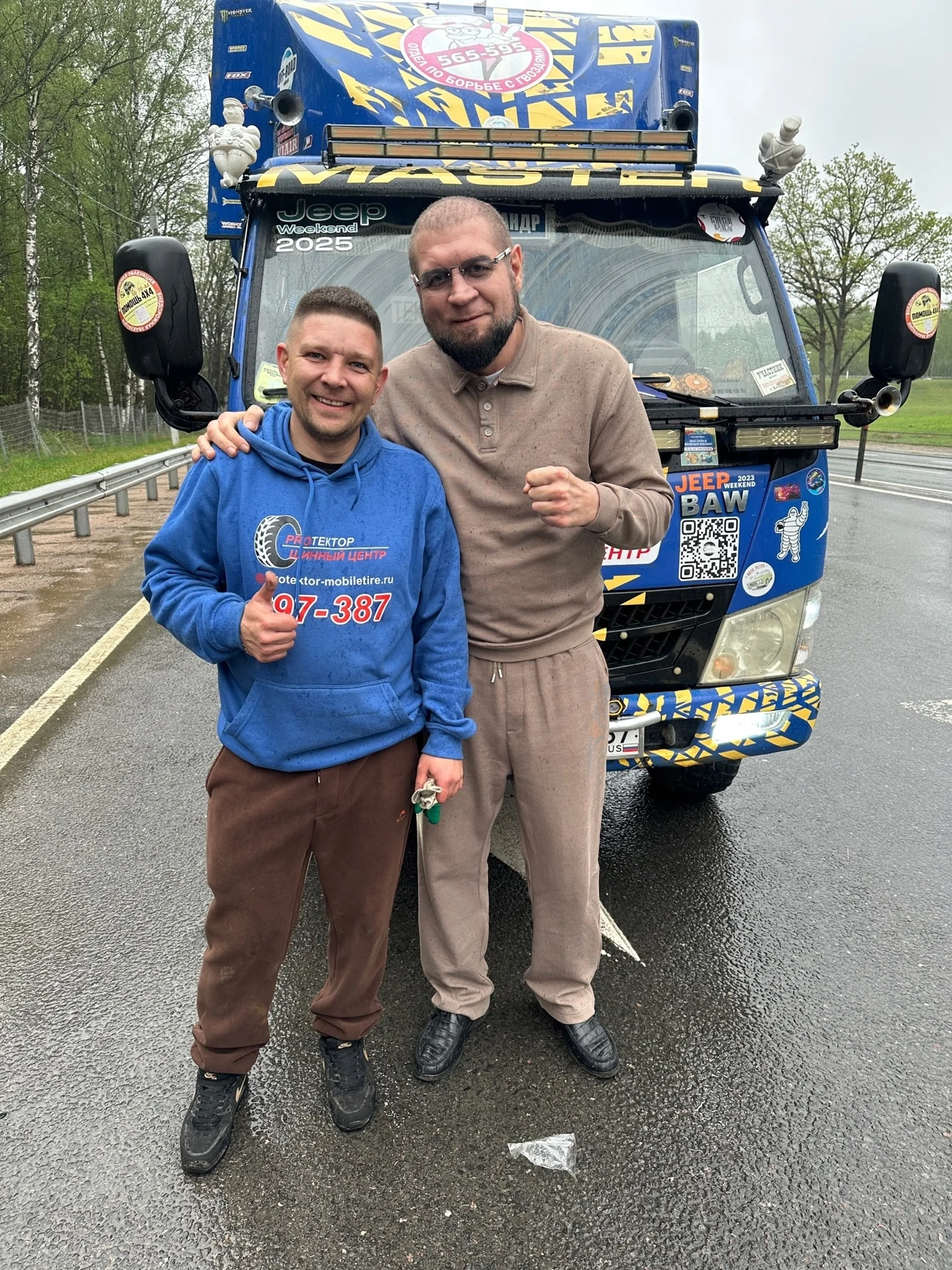 Помощь Александру Емельяненко на трассе Москва — Минск Александр Емельяненко и мастер Протектора у мобильной мастерской после помощи в дороге